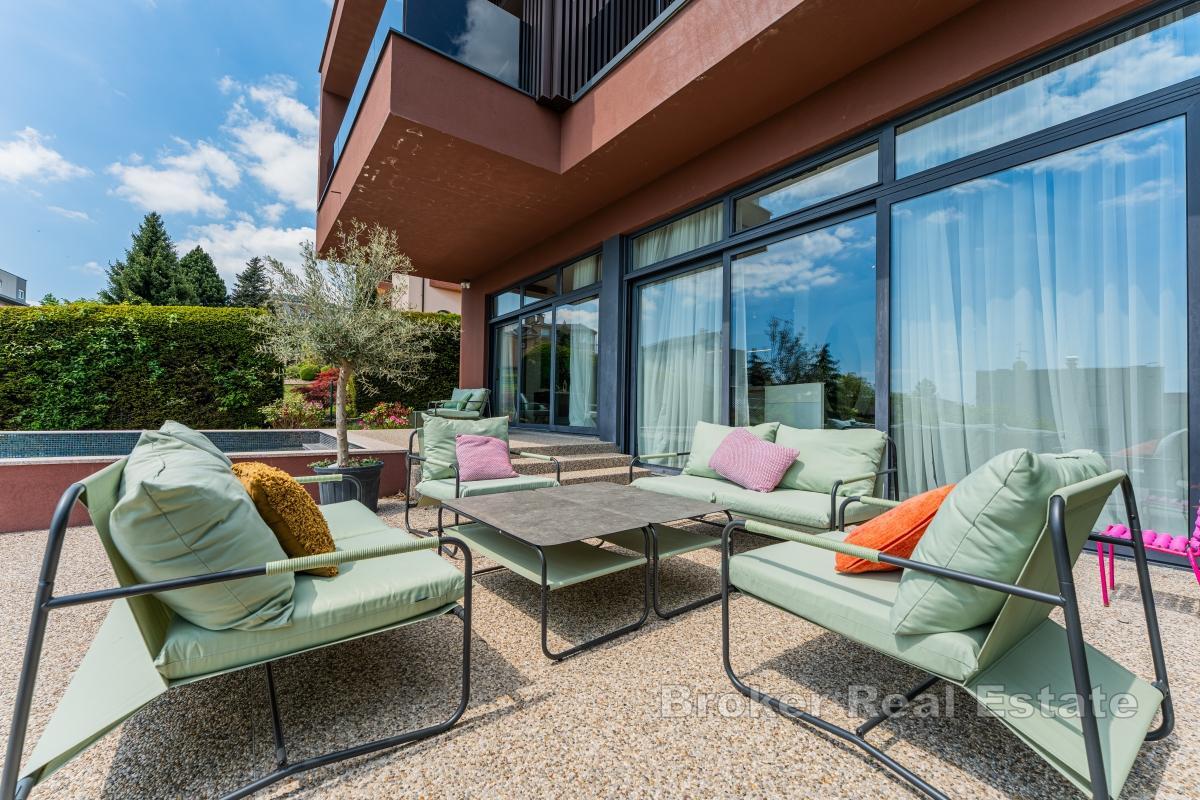 Villa familiale moderne avec piscine, en pleine nature