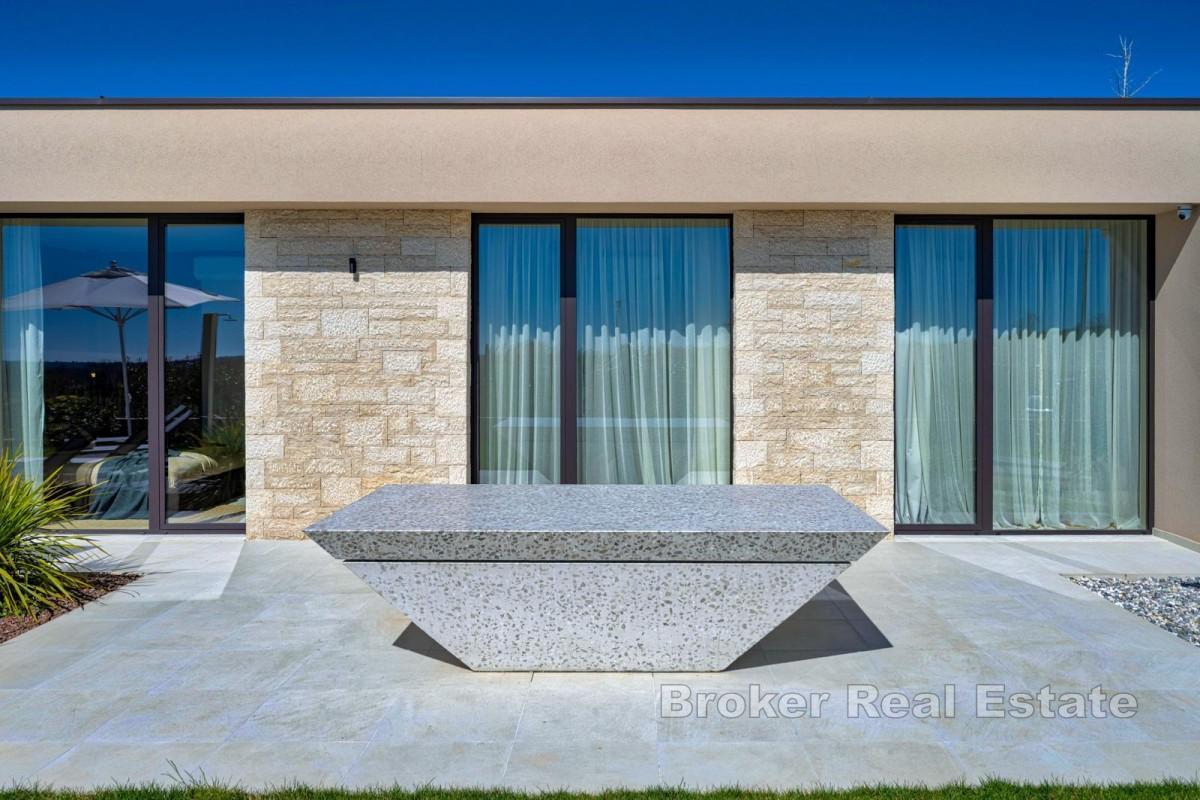 Villa avec piscine et vue dégagée