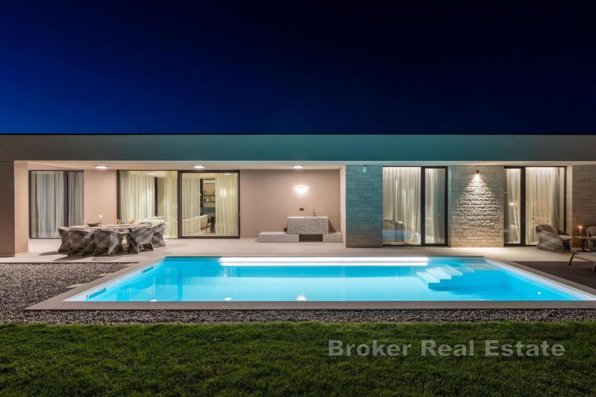 Modern villa med pool och fyra sovrum med eget badrum