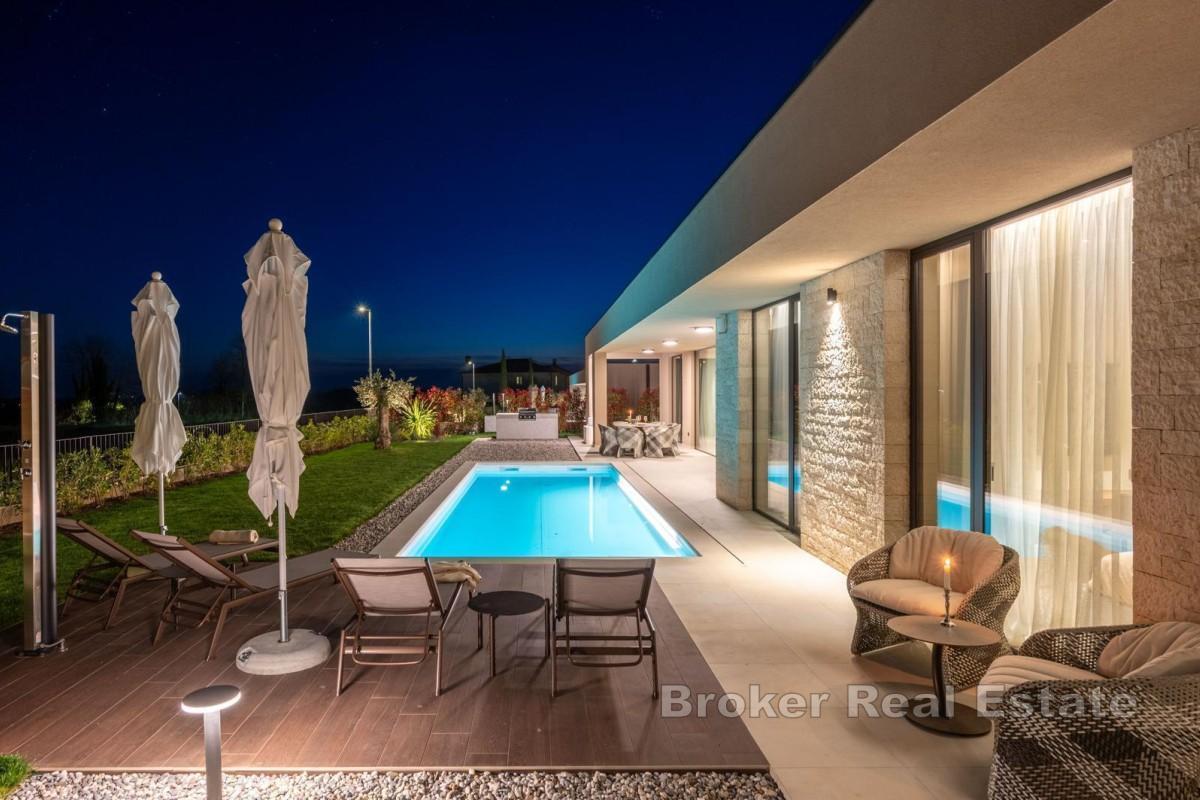 Modern villa med pool och fyra sovrum med eget badrum