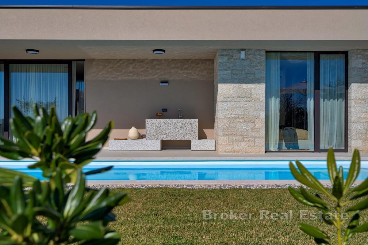 Modern villa med pool och fyra sovrum med eget badrum