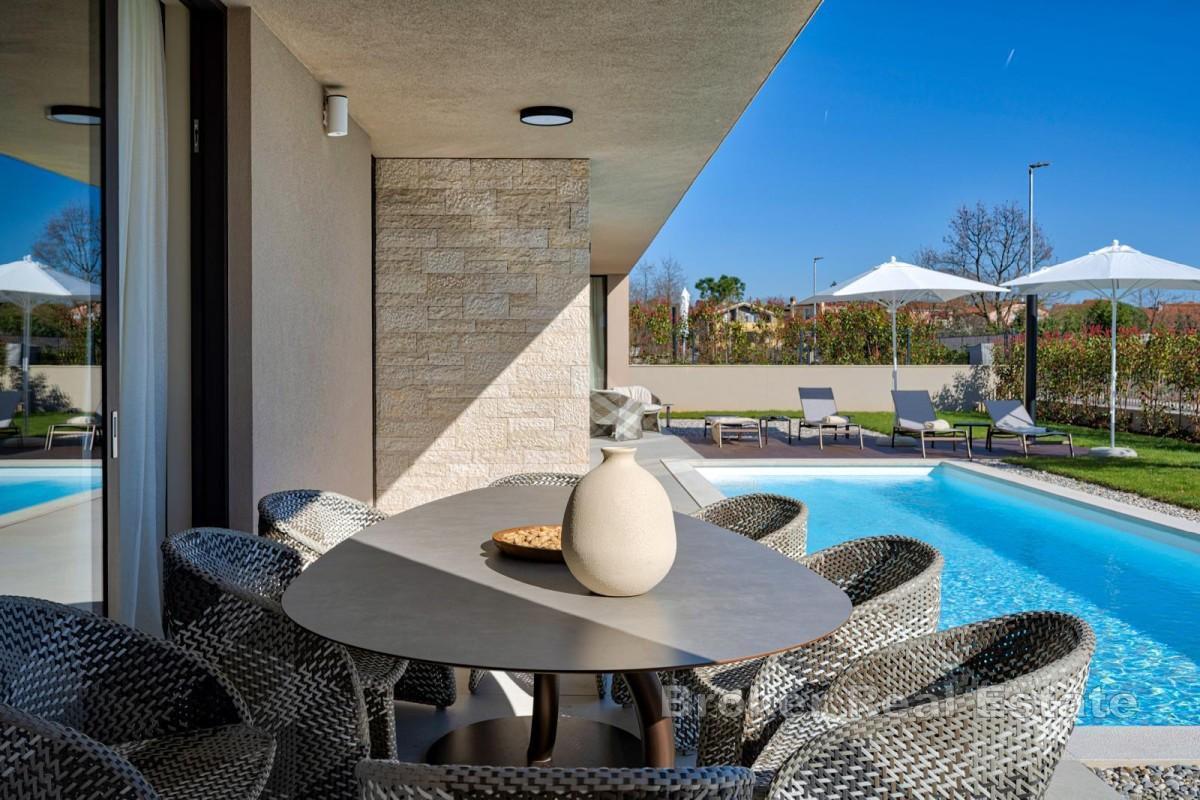 Moderne, eingeschossige Villa mit Pool und Meerblick