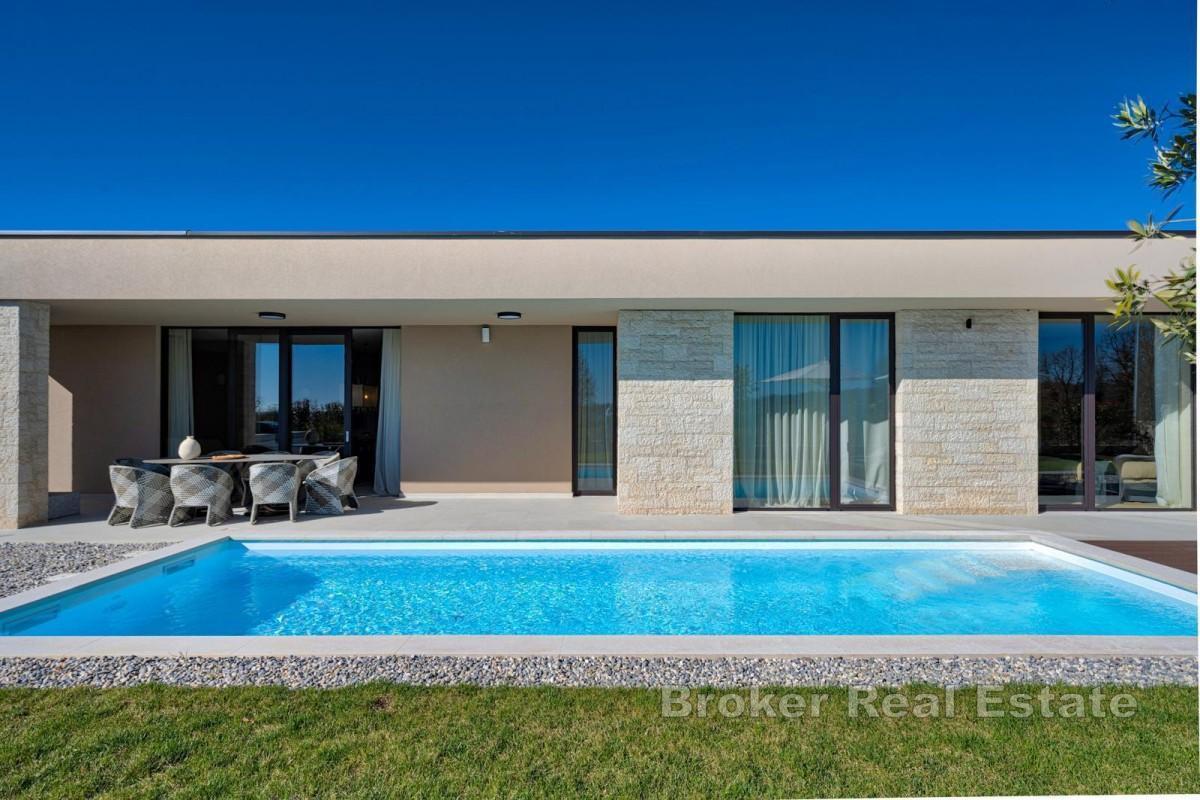 Moderne, eingeschossige Villa mit Pool und Meerblick