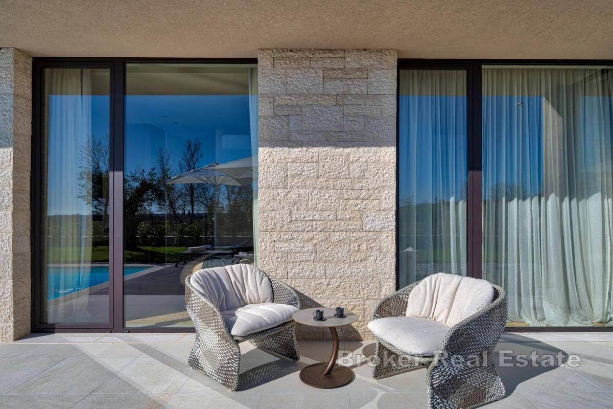 Moderne, eingeschossige Villa mit Pool und Meerblick