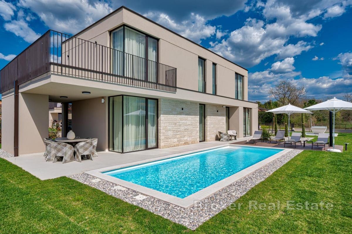 Villa con piscina, ampio giardino e accessori completi