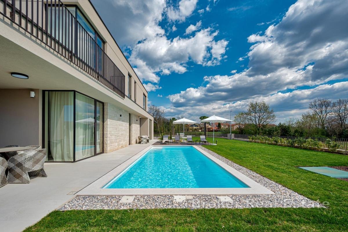 Villa con piscina, ampio giardino e accessori completi