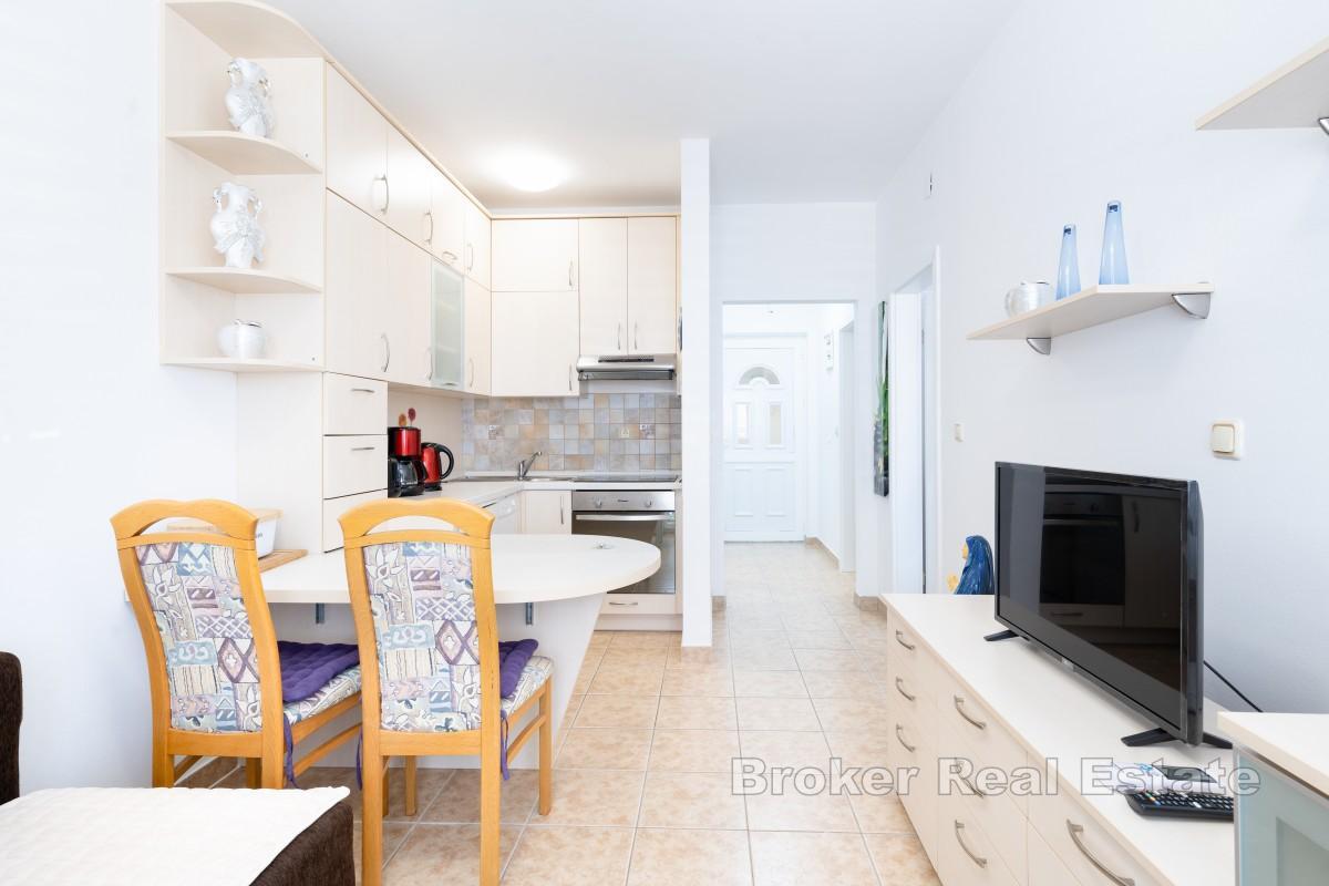 Appartamento con due camere da letto, terrazza e parcheggio