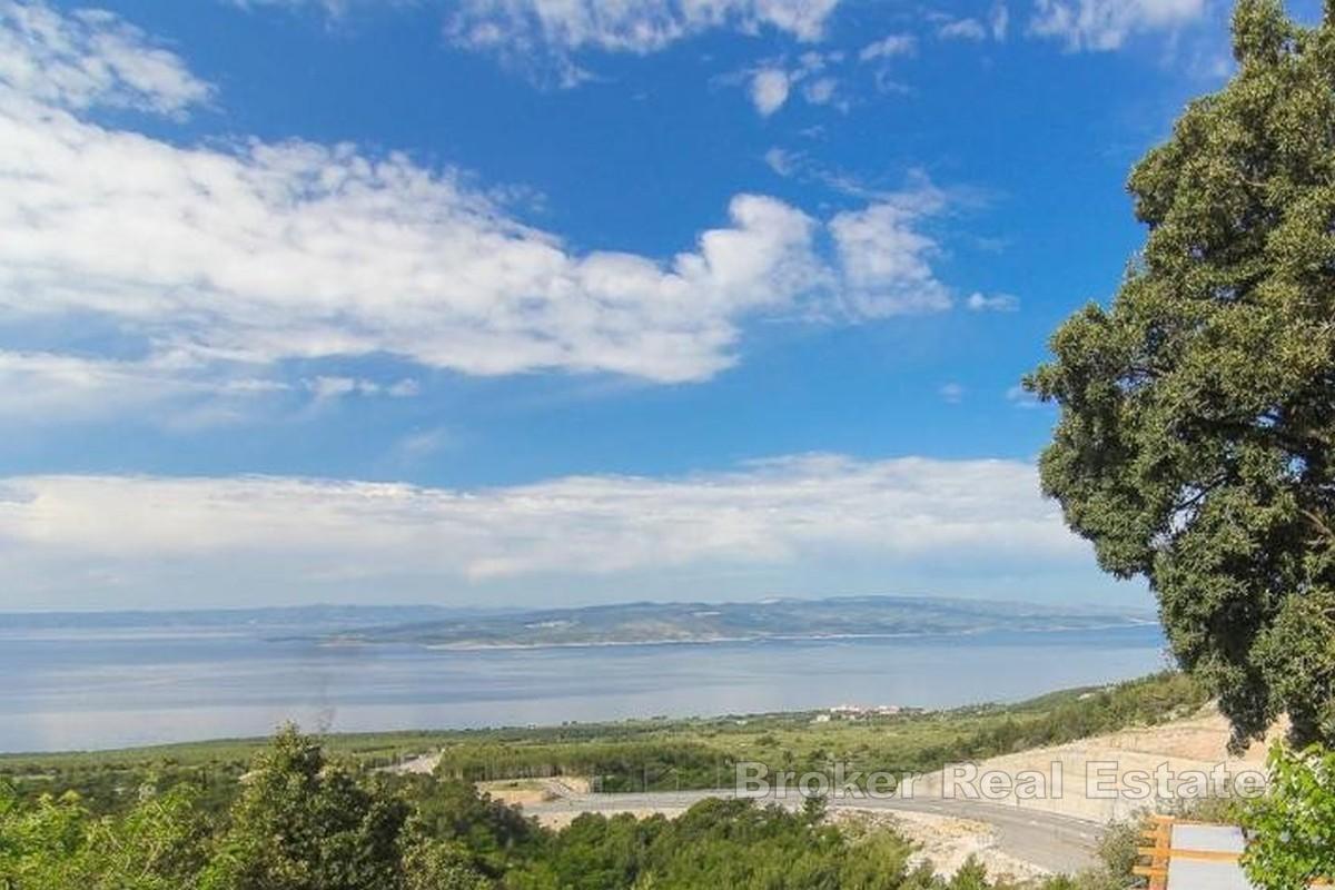Hus til renovering med havutsikt ved siden av naturpark