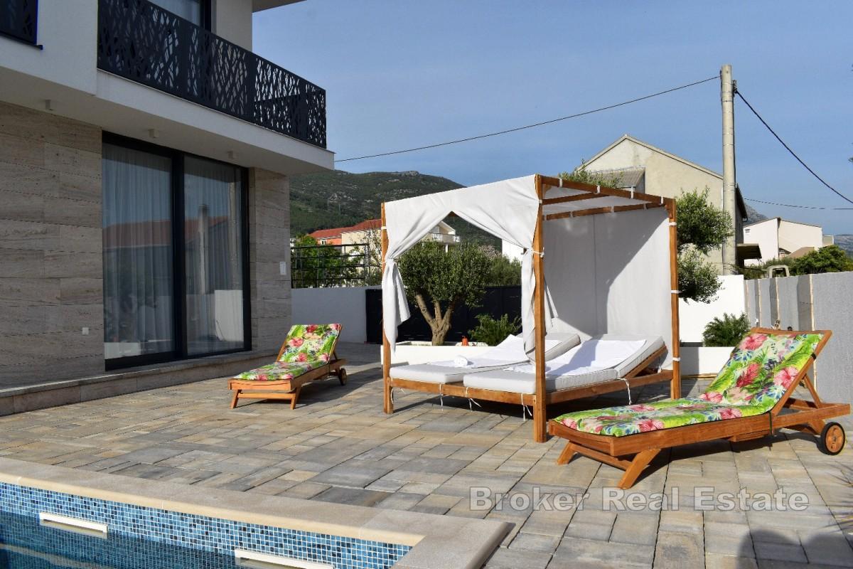 Villa di lusso con piscina e impianto solare