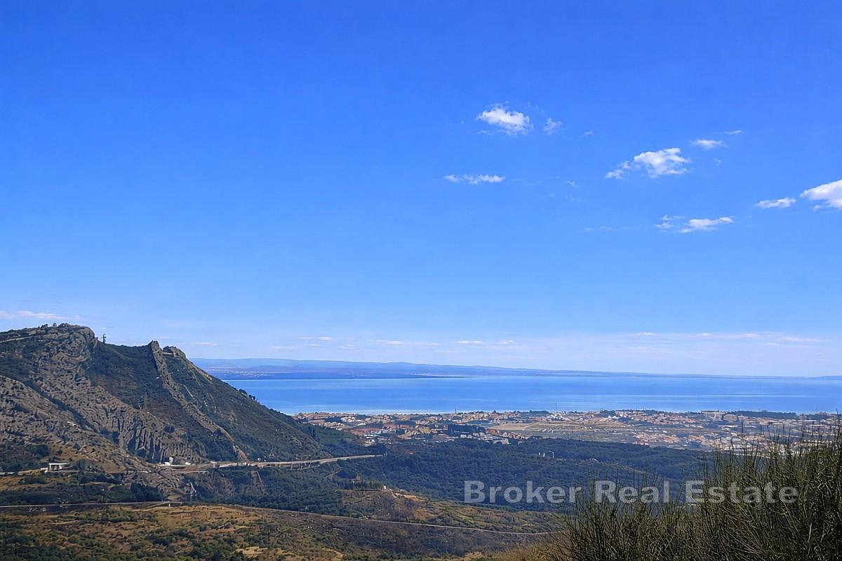 Terreno edificabile con vista sulla Fortezza di Klis e sul mare