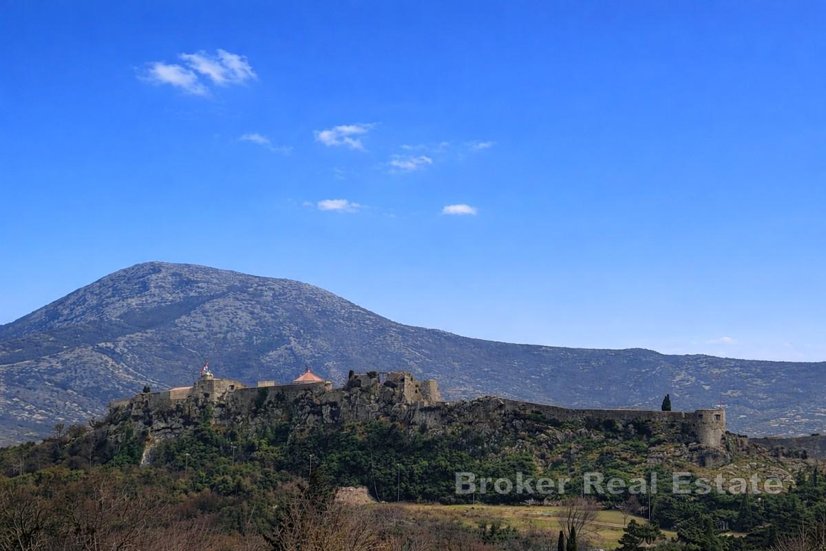 Terreno edificabile con vista sulla Fortezza di Klis e sul mare