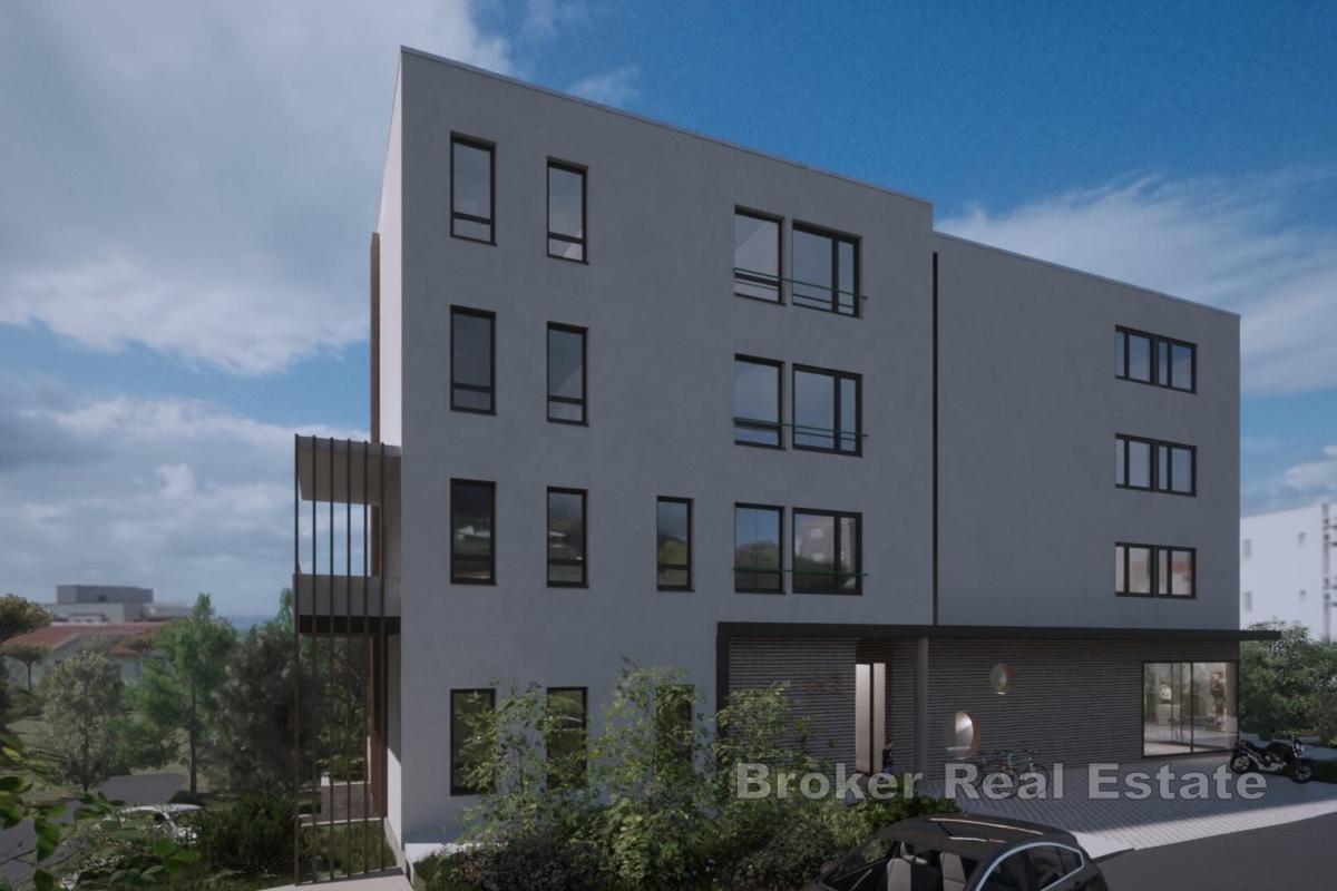 Monolocale con balcone in un edificio di nuova costruzione