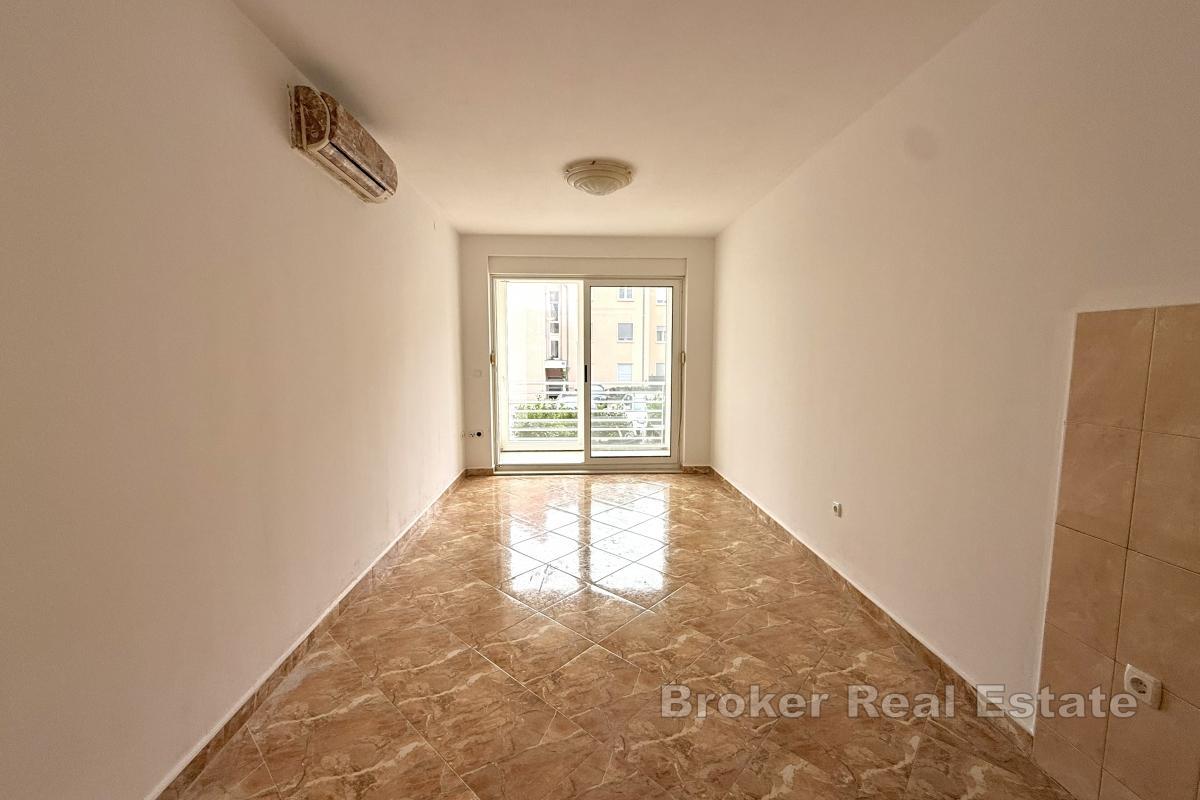 Appartamento con due camere da letto e loggia in un edificio residenziale