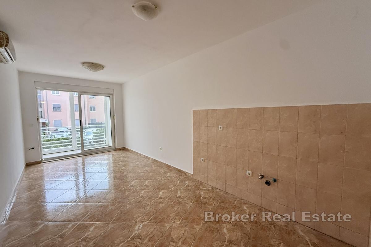 Appartamento con due camere da letto e loggia in un edificio residenziale