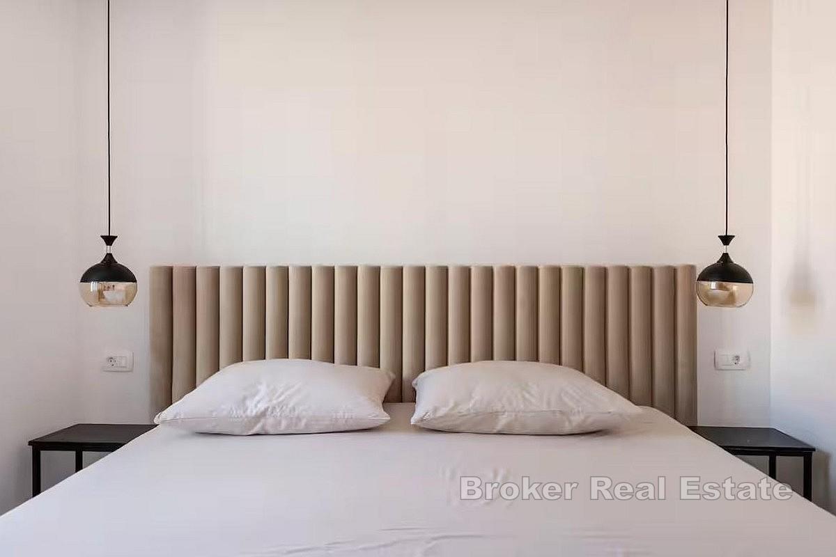 Helrenoverad tvårumslägenhet med en studiolägenhet i stadens centrum - utmärkt för boende eller investering