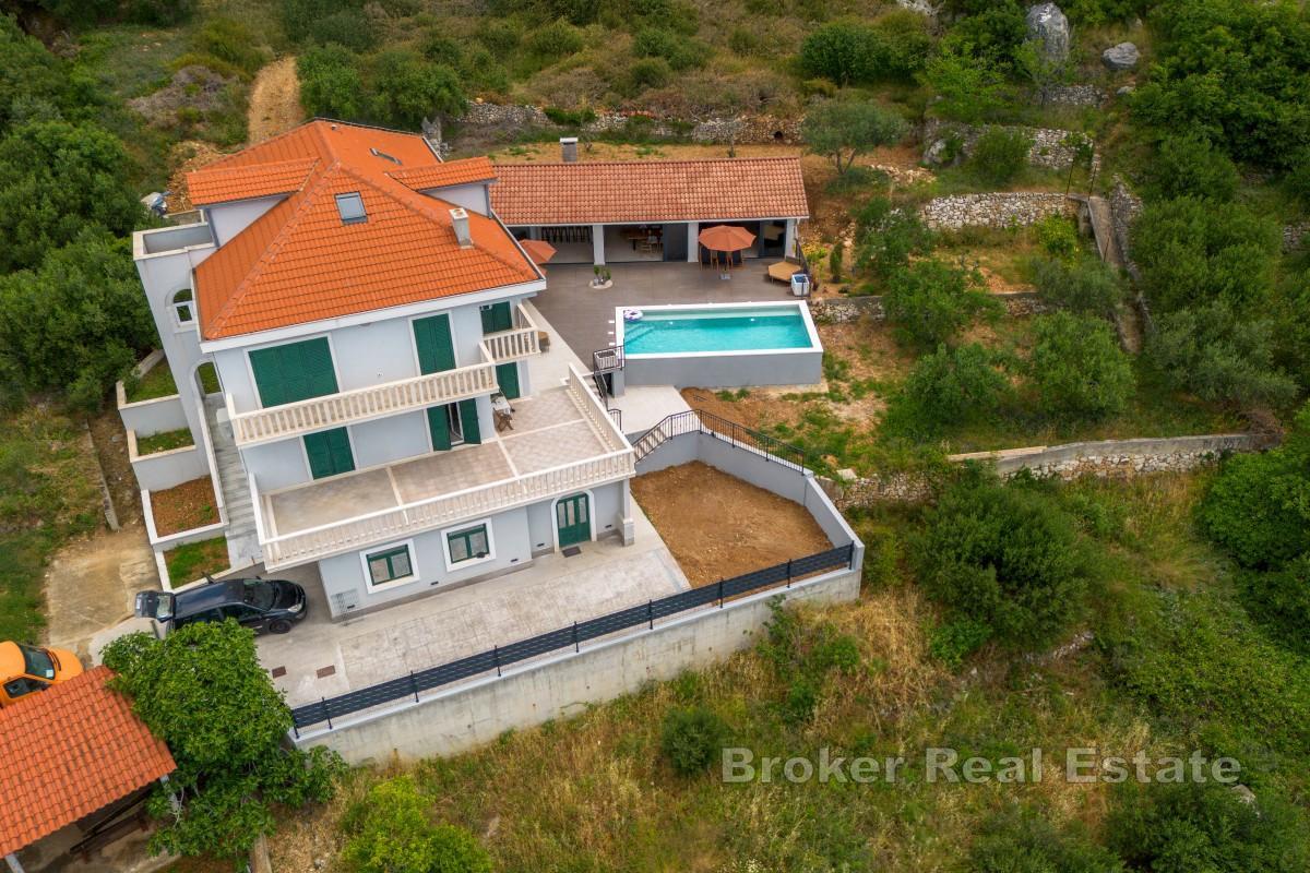Villa con piscina e vista mare aperta
