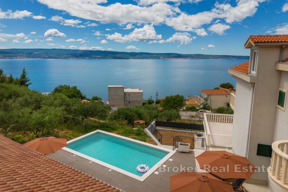 Villa con piscina e vista mare aperta