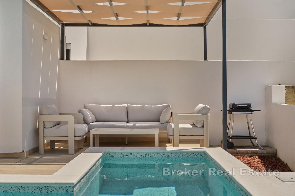 Luxuriöse Wohnung in einer Villa mit Pool und großzügigen Außenbereichen