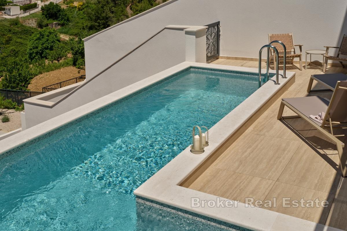 Luxuriöse Wohnung in einer Villa mit Pool und großzügigen Außenbereichen
