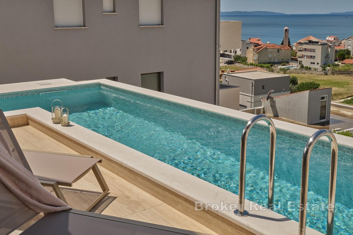 Luxuriöse Wohnung in einer Villa mit Pool und großzügigen Außenbereichen