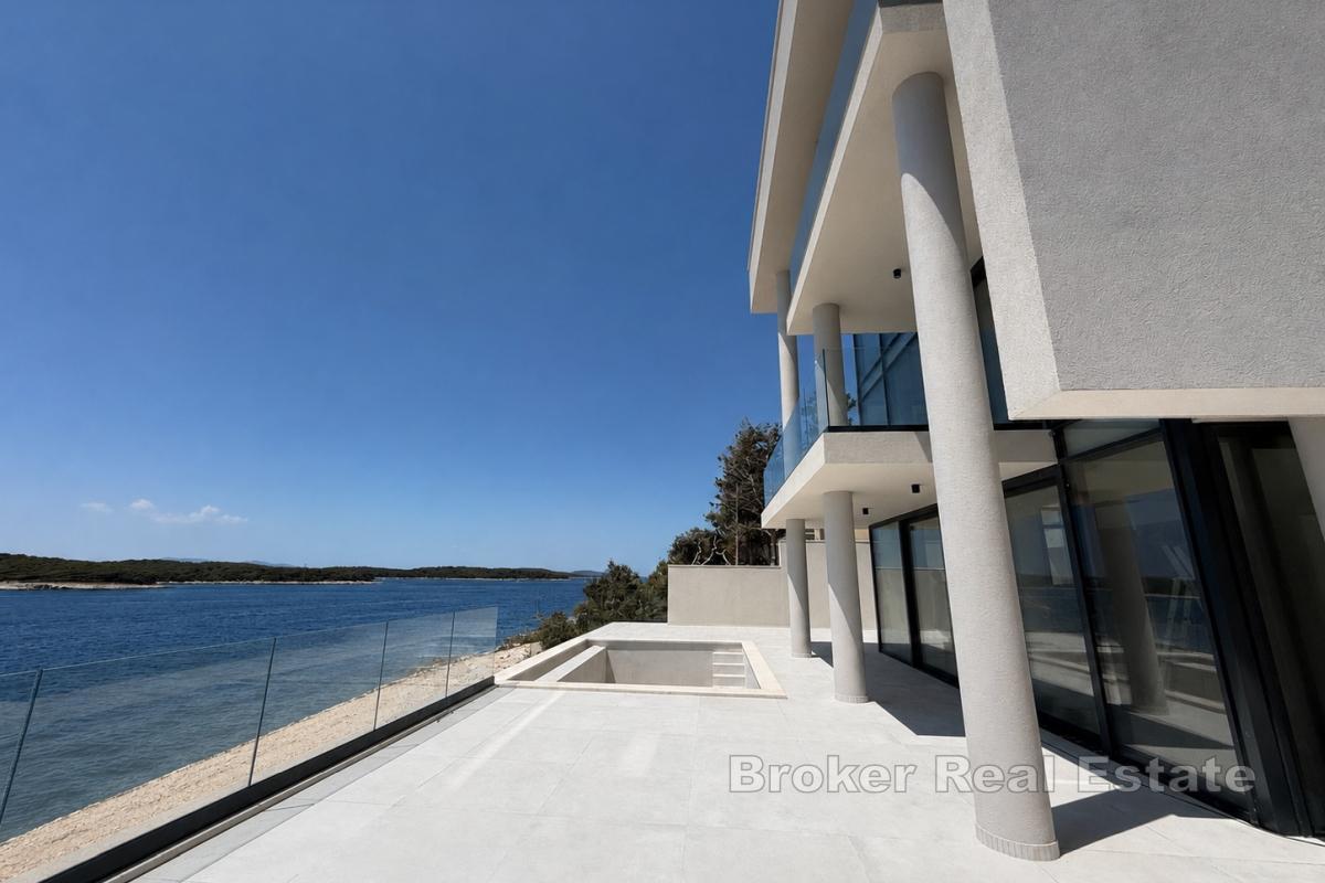 Moderne Villa am Meer mit Panoramablick