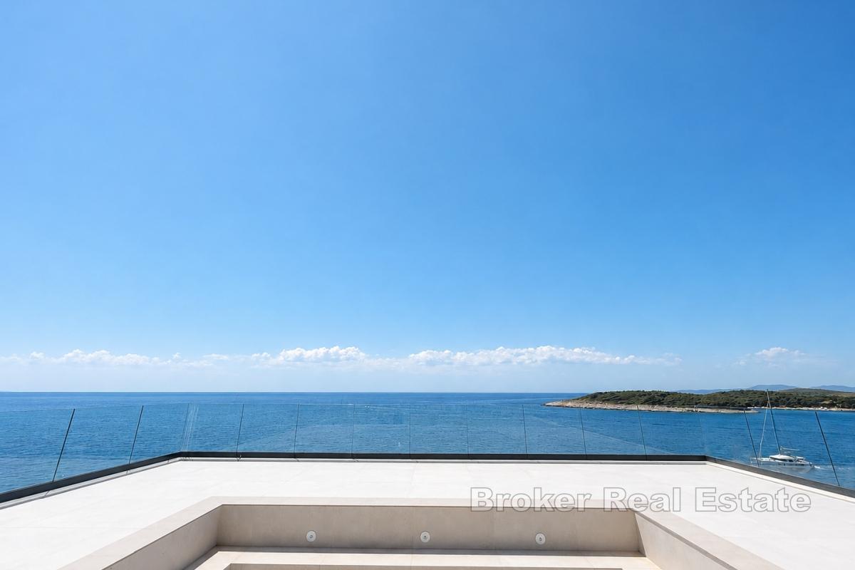 Moderne Villa am Meer mit Panoramablick
