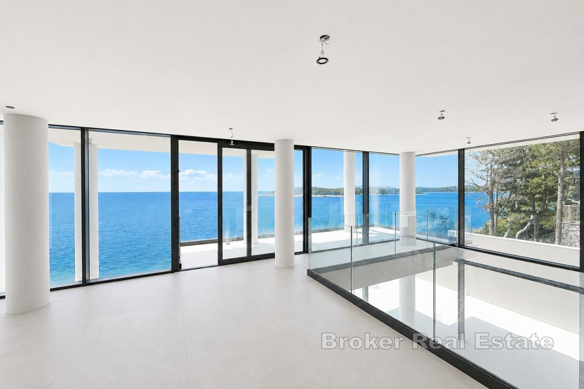 Moderne Villa am Meer mit Panoramablick