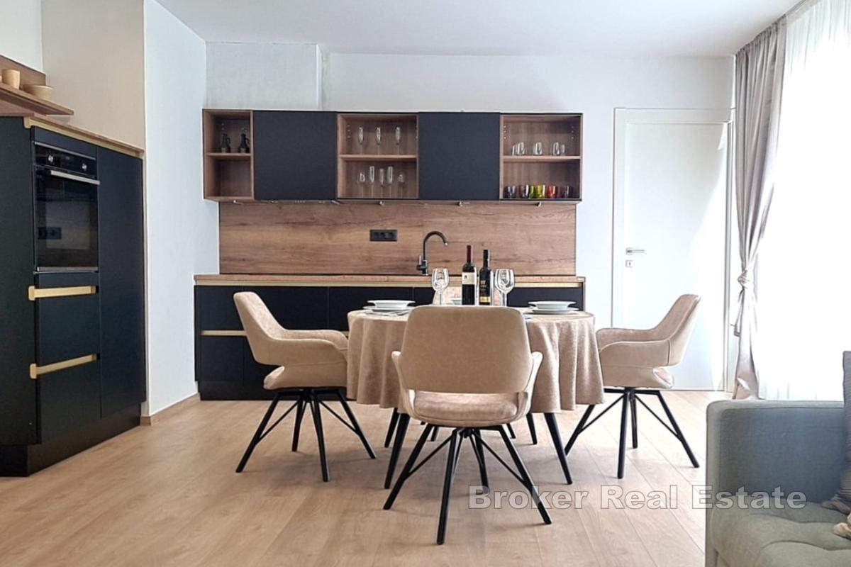 Moderan dom s privatnim jacuzzijem i prostranom loggiom