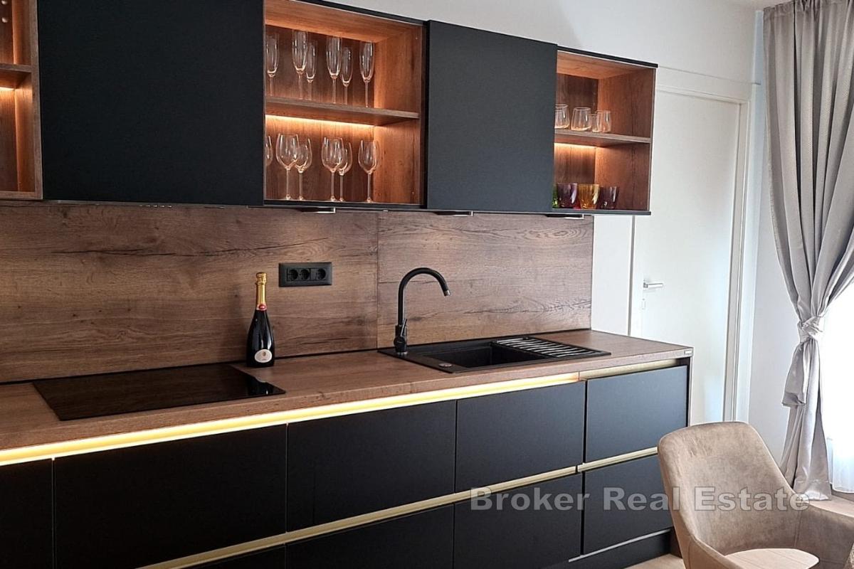 Moderan dom s privatnim jacuzzijem i prostranom loggiom