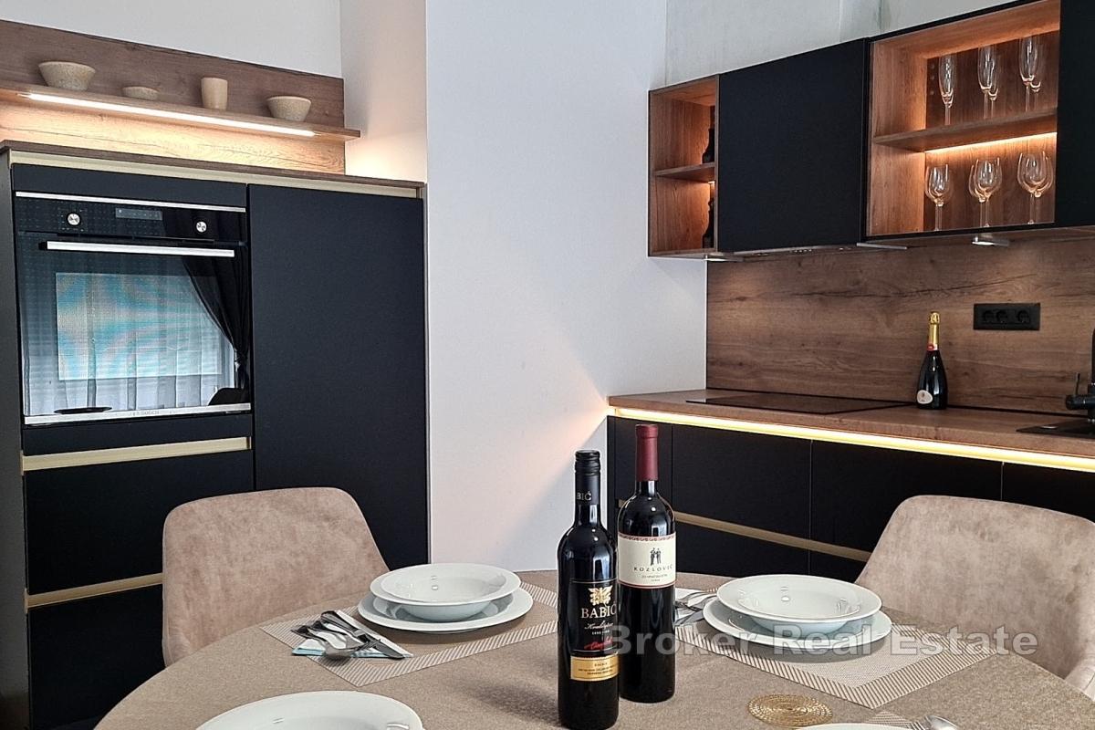 Moderan dom s privatnim jacuzzijem i prostranom loggiom