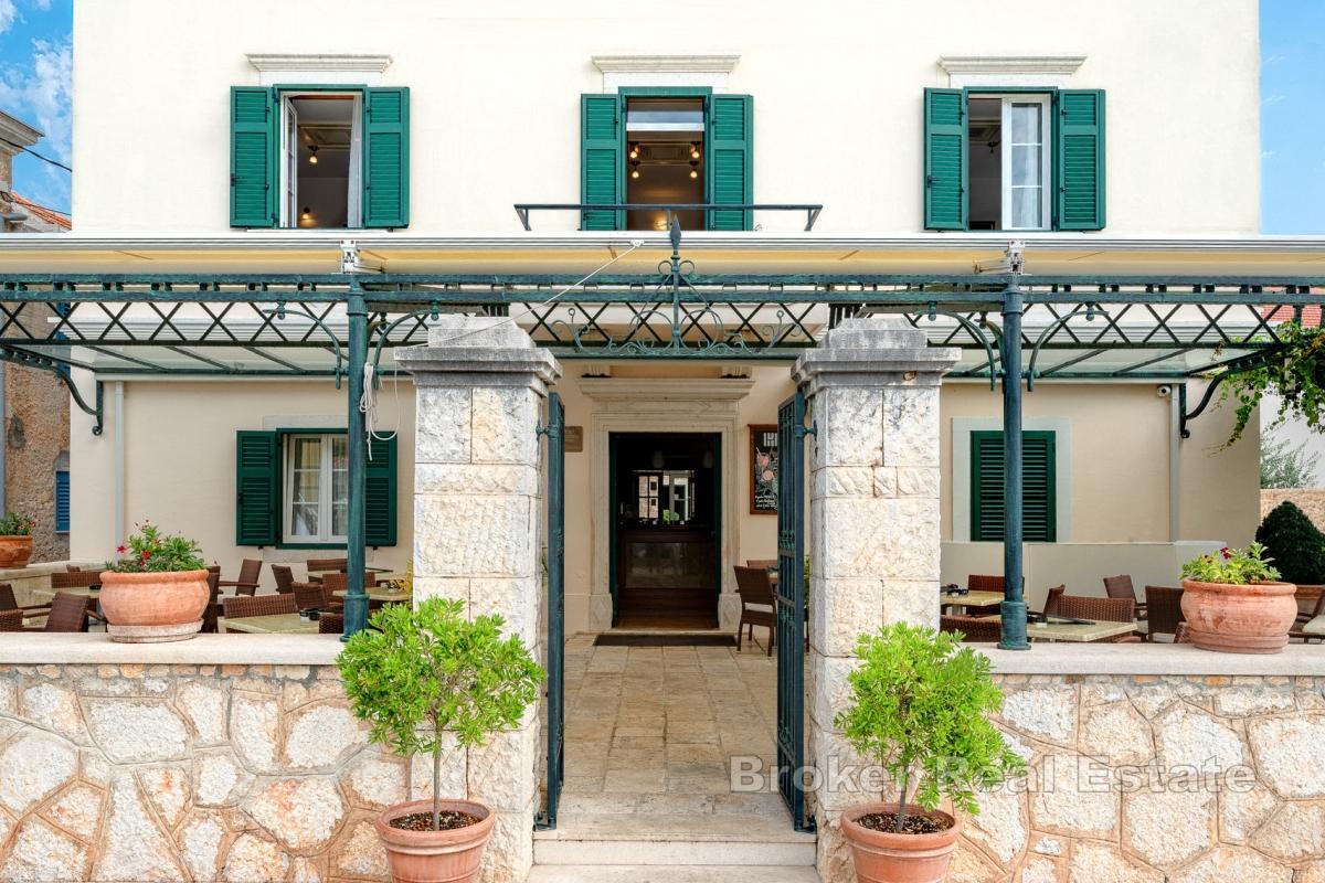 Okouzlující butikový hotel v první řadě u moře