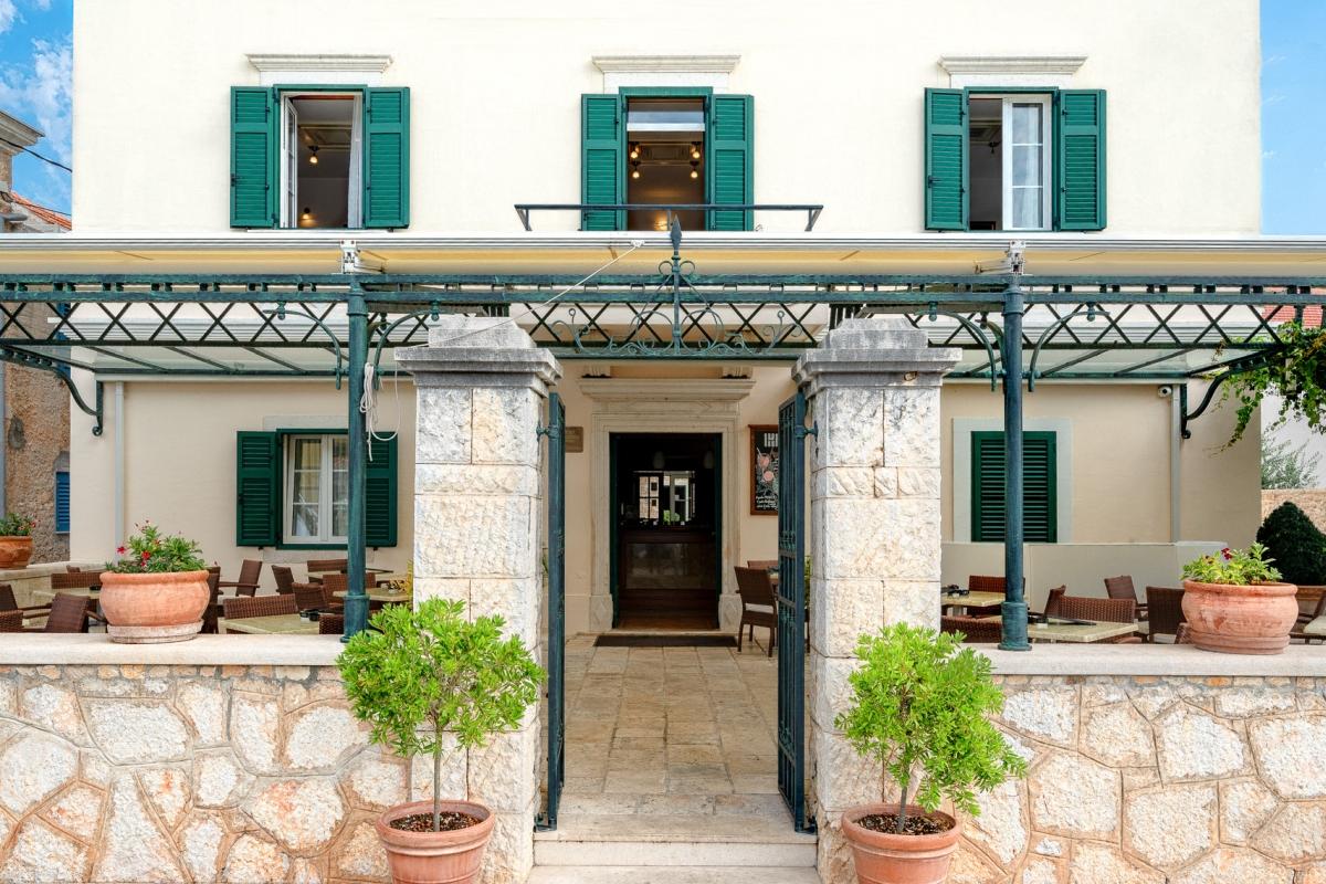 Okouzlující butikový hotel v první řadě u moře