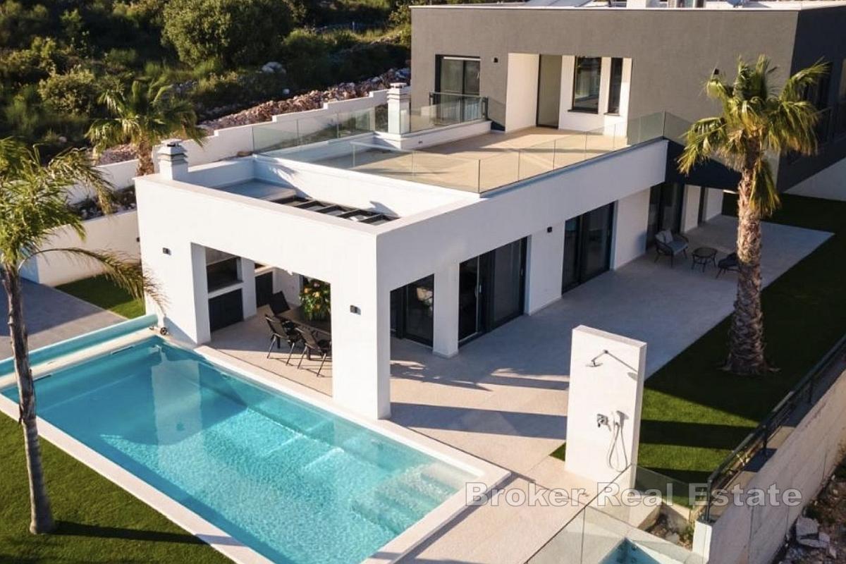 Elegante Neubauvilla mit Pool