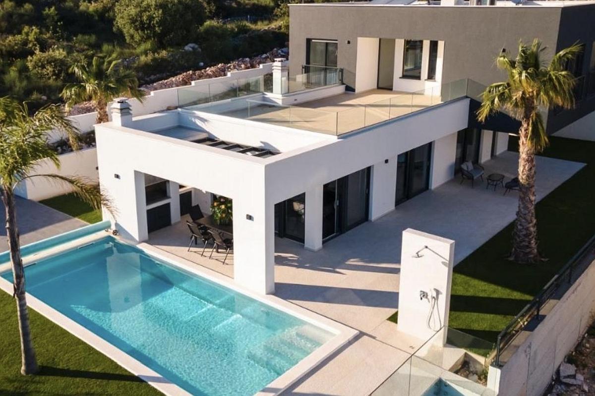 Elegante Neubauvilla mit Pool