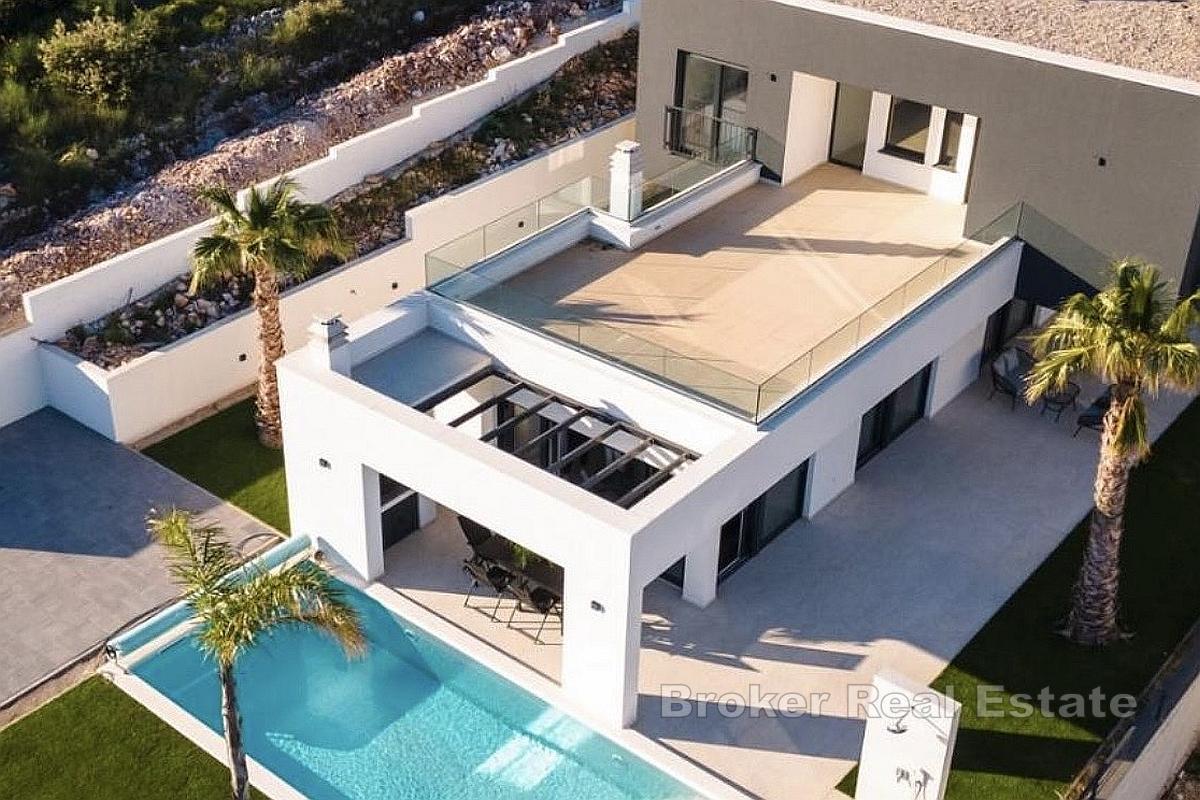 Elegante Neubauvilla mit Pool