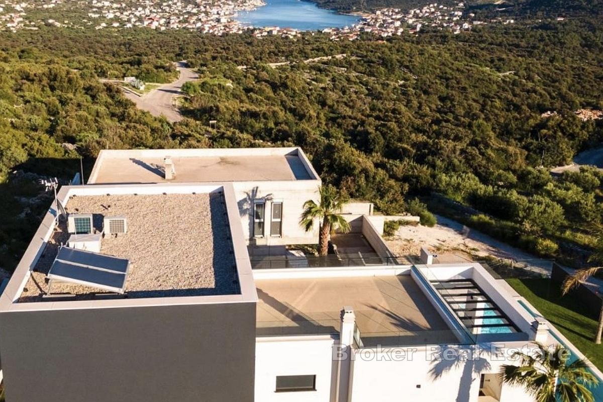 Elegante Neubauvilla mit Pool