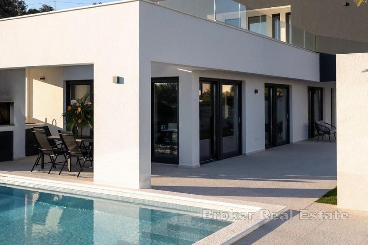 Elegante Neubauvilla mit Pool