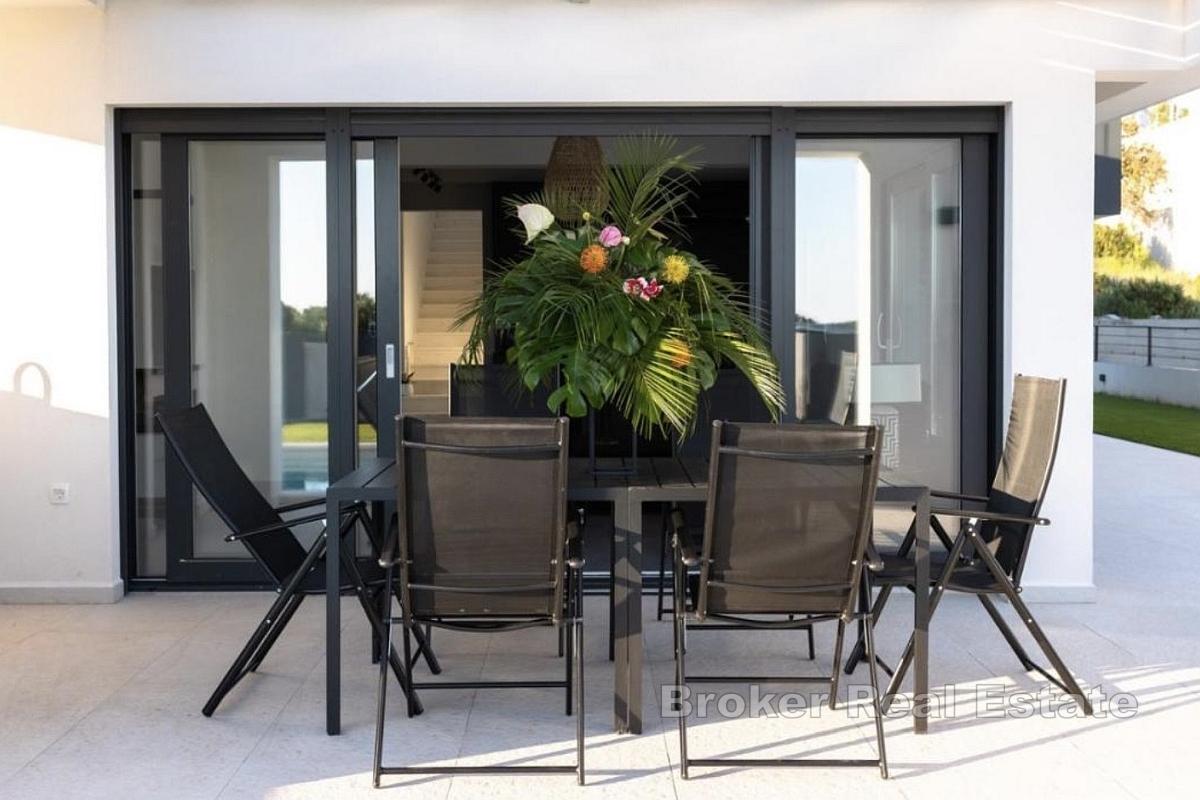 Elegante Neubauvilla mit Pool