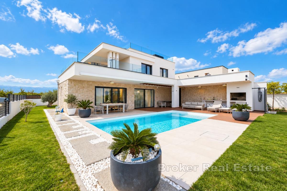 Modern villa med pool och takterrass