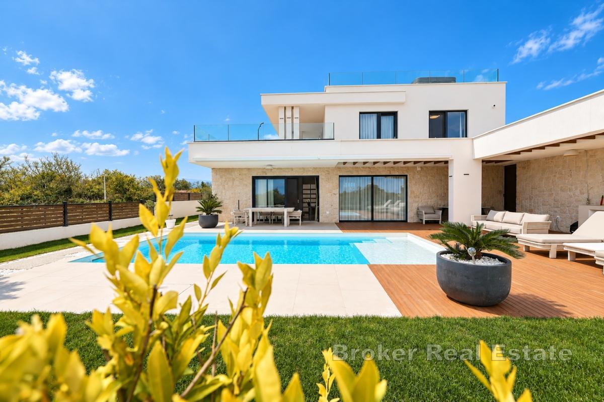 Modern villa med pool och takterrass