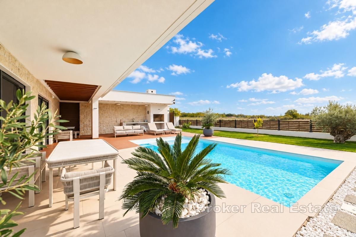 Modern villa med pool och takterrass