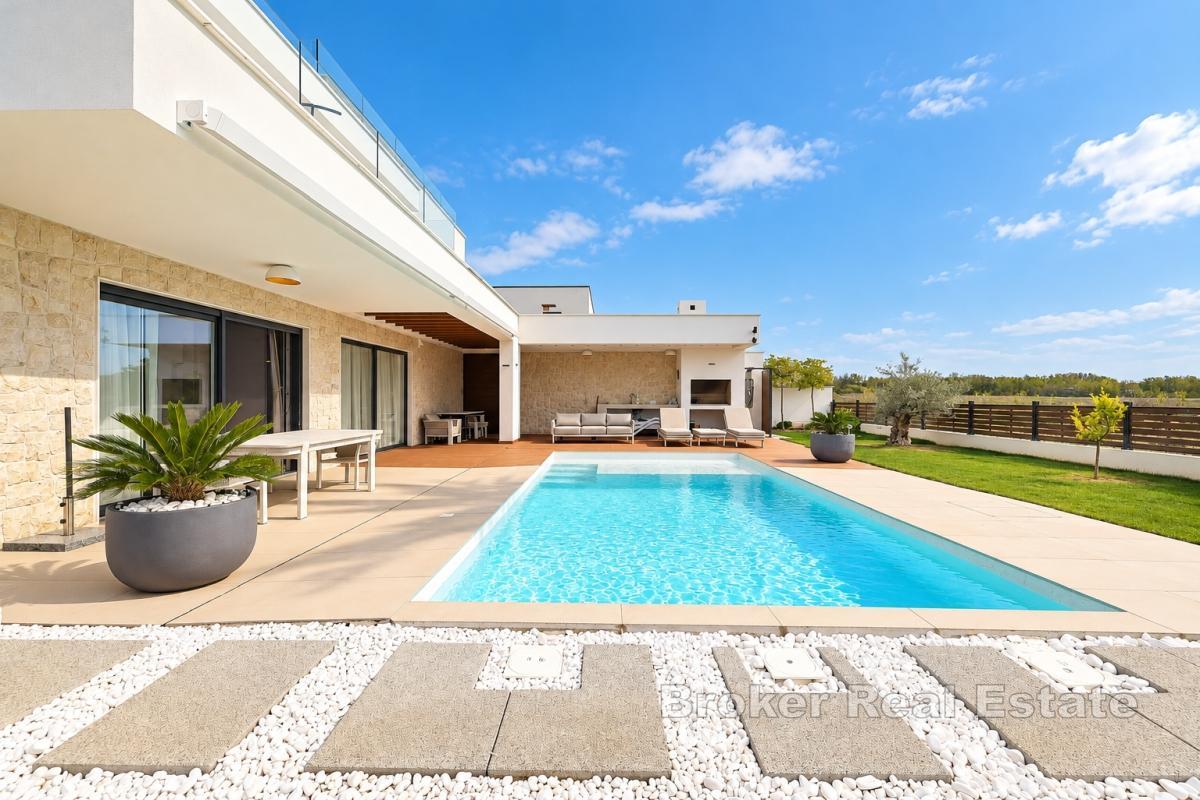 Modern villa med pool och takterrass