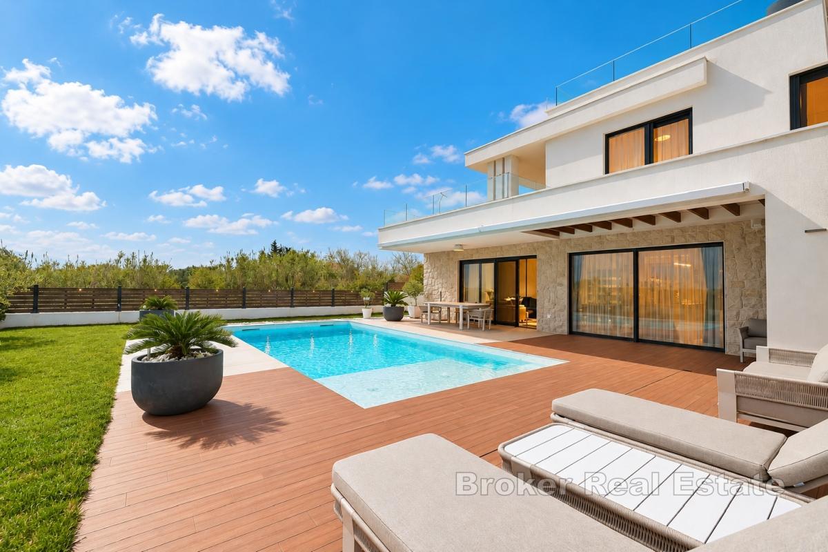 Modern villa med pool och takterrass