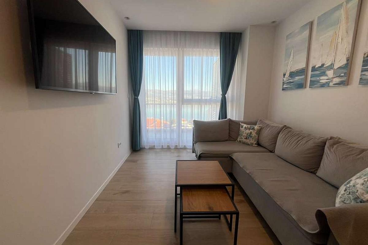 Appartamento con una camera da letto completamente arredato e ben attrezzato