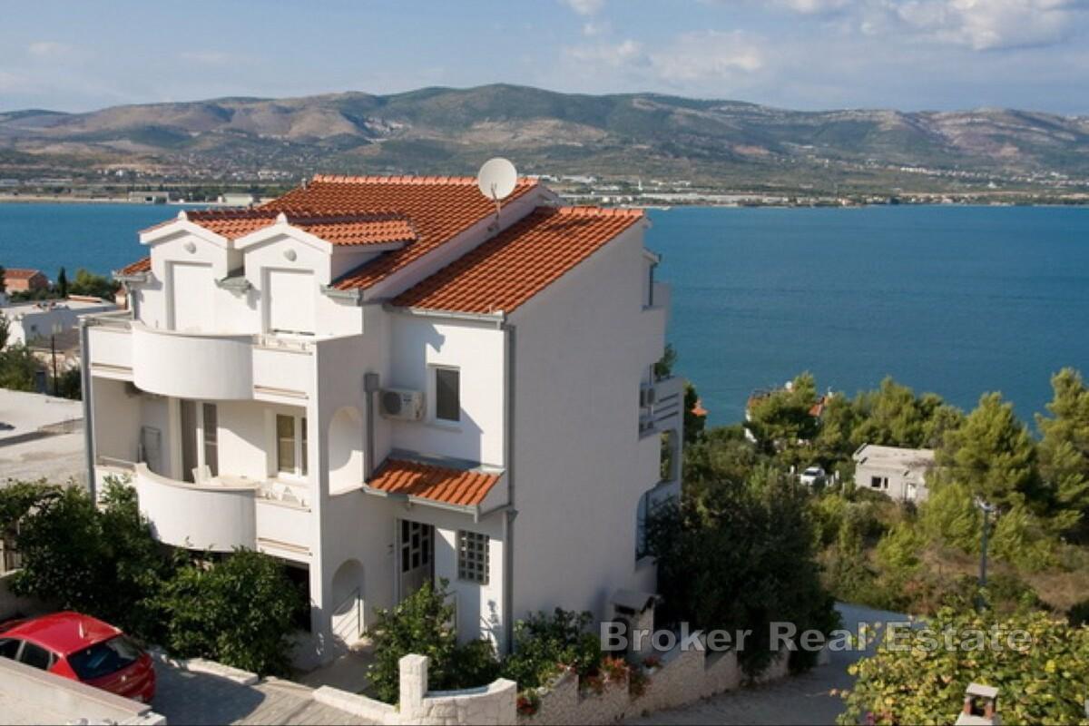 Palazzo residenziale con vista mare