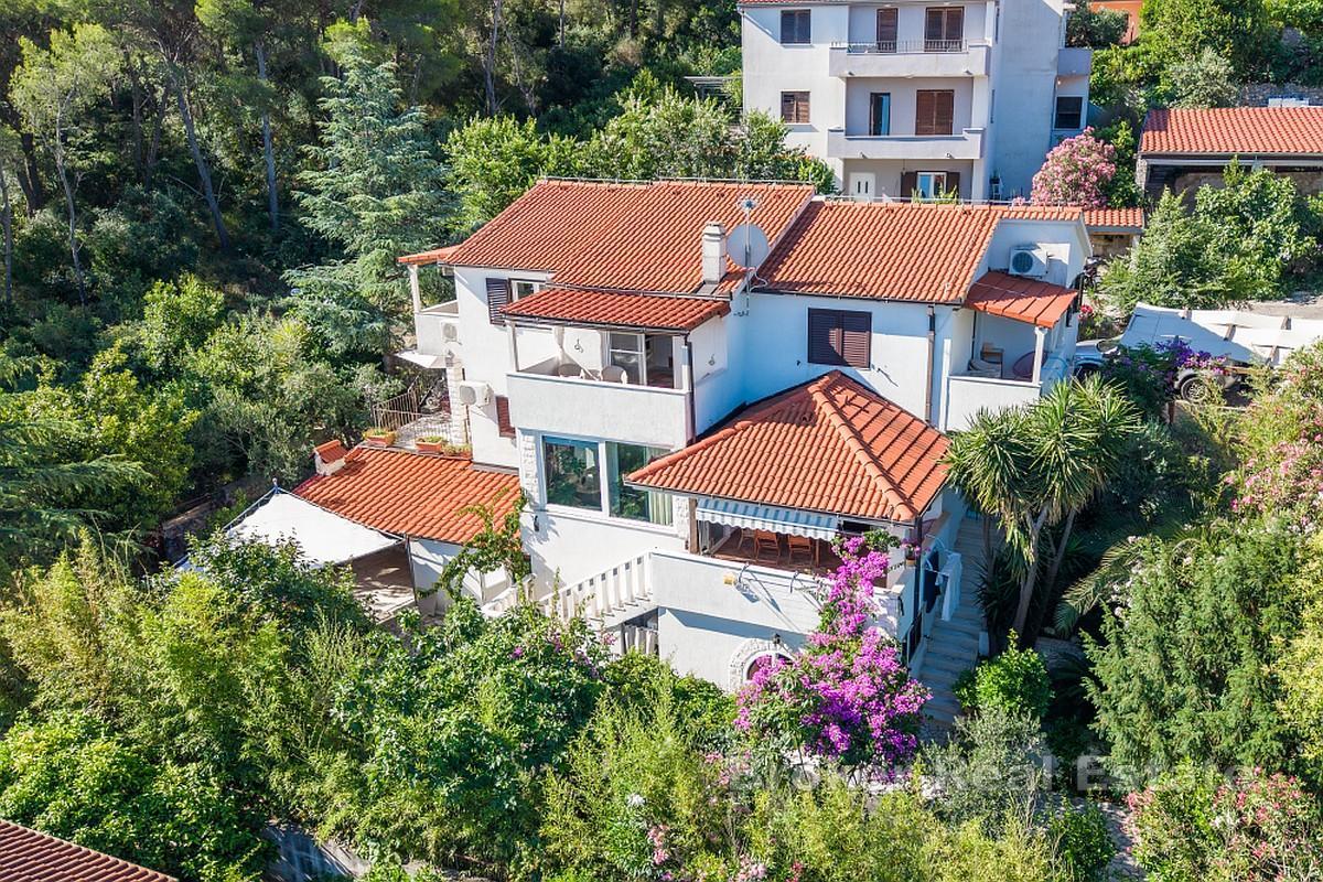 Privatna kuća za odmor drugi red do mora sa živopisnim vrtom