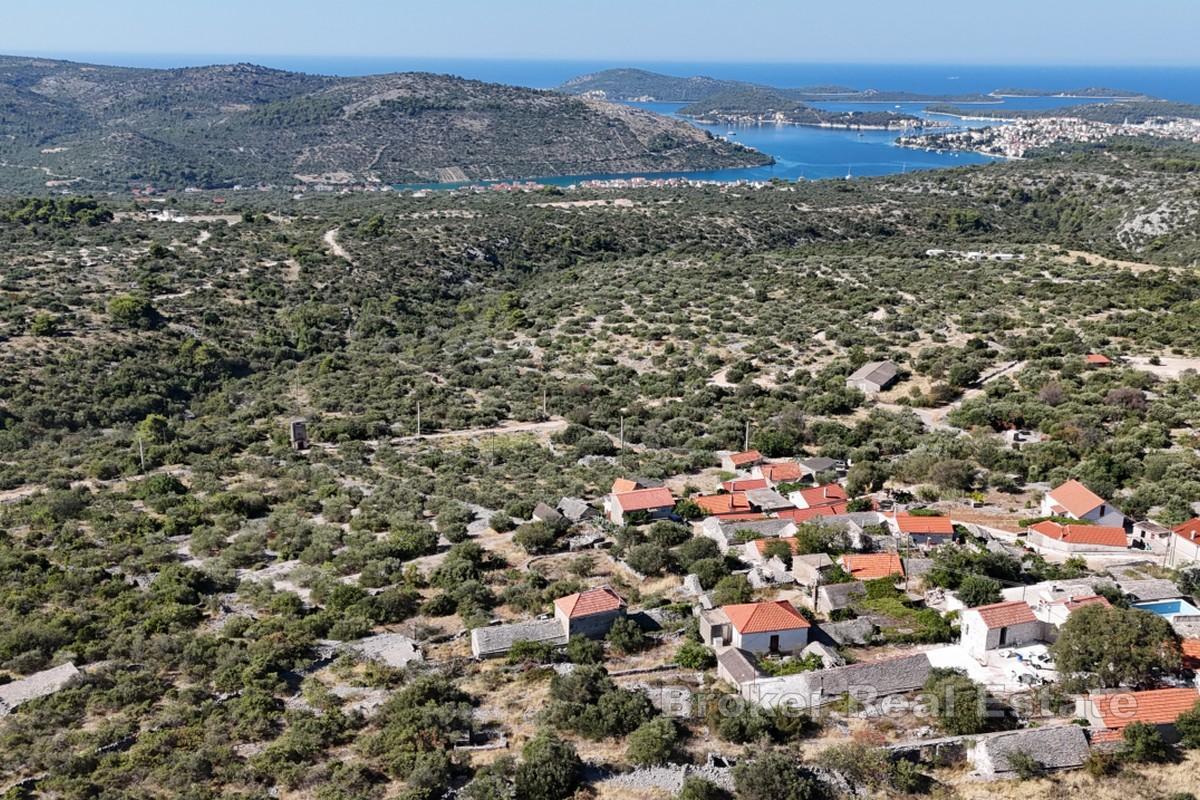 Erhöhtes Baugrundstück mit Panoramablick auf die Adria