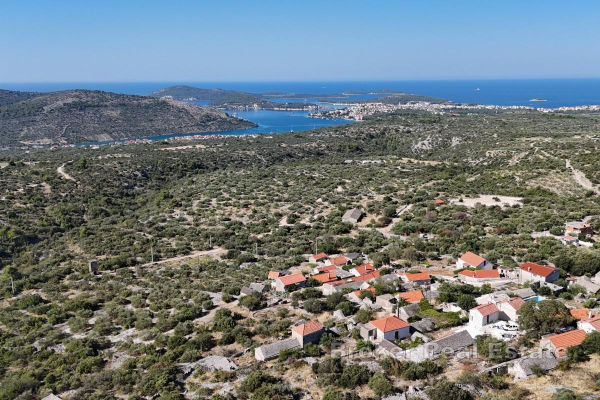 Erhöhtes Baugrundstück mit Panoramablick auf die Adria