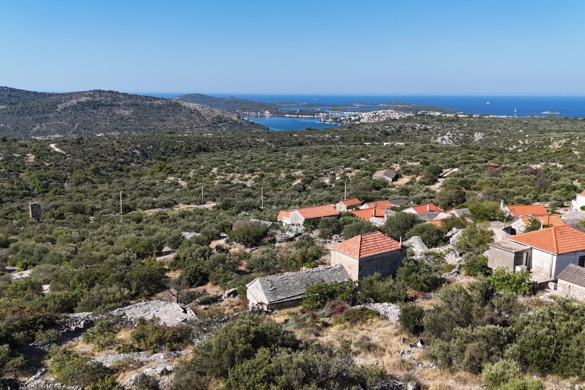 Erhöhtes Baugrundstück mit Panoramablick auf die Adria
