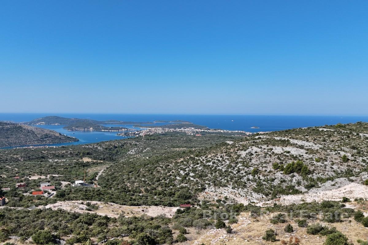 Terreno edificabile in posizione elevata con vista mare e straordinario potenziale per la costruzione di una villa